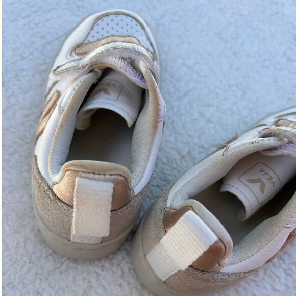 $110 Veja Unisex Small V-10 Leather Chrome Sneakers - Size 8.5 - Picture 5 of 6